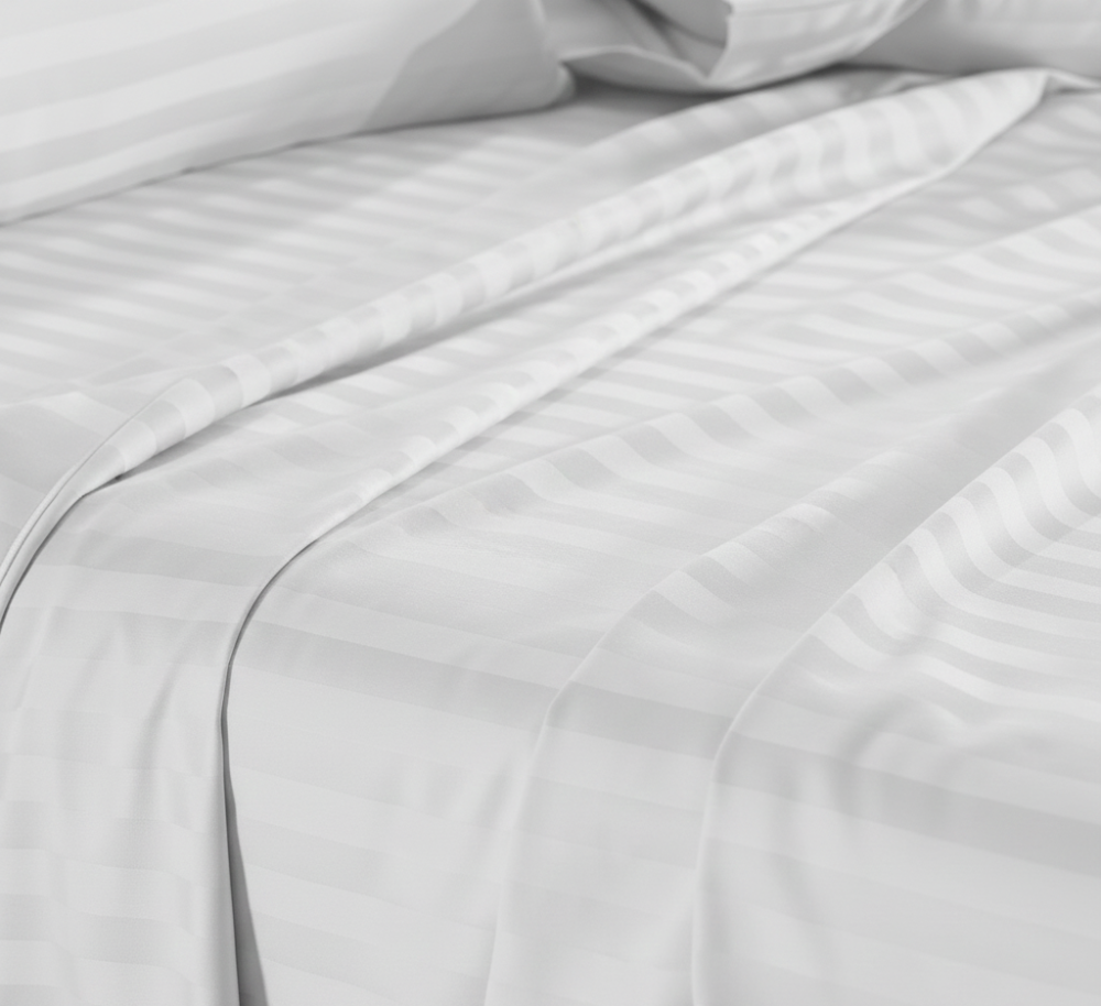 طقم شرشف ابيض مع المطاط  مقلم مقاس كوين 150*200 +30 سم